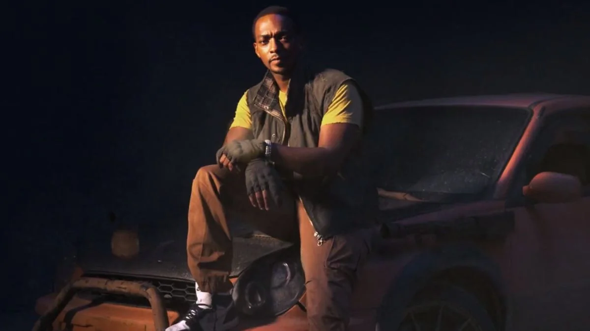 san-diego-comic-con-2025-programm-und-highlights_img_1 | etalongame.de Anthony Mackie als John Doe, der in der Twisted Metal TV-Show auf einem Auto sitzt