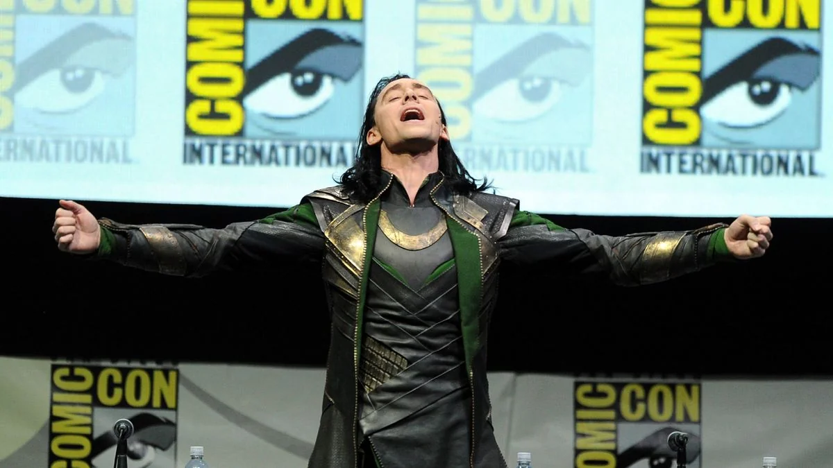 san-diego-comic-con-2025-programm-und-highlights_img_5 | etalongame.de Tom Hiddleston auf dem San Diego Comic-Con Panel für Thor: The Dark World