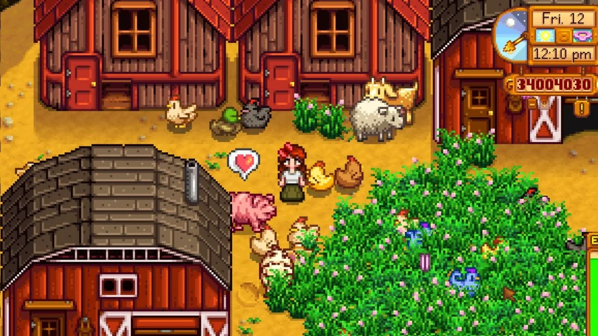 stardew-valley-so-aktiviert-man-cheats-ohne-mods_img_6 | etalongame.de Eine Stardew Valley-Farm voller Tiere. In der Mitte steht eine Spielerfigur, umgeben von Hühnern, Schweinen, Schafen, Ziegen und Enten, während sie Gras fressen.