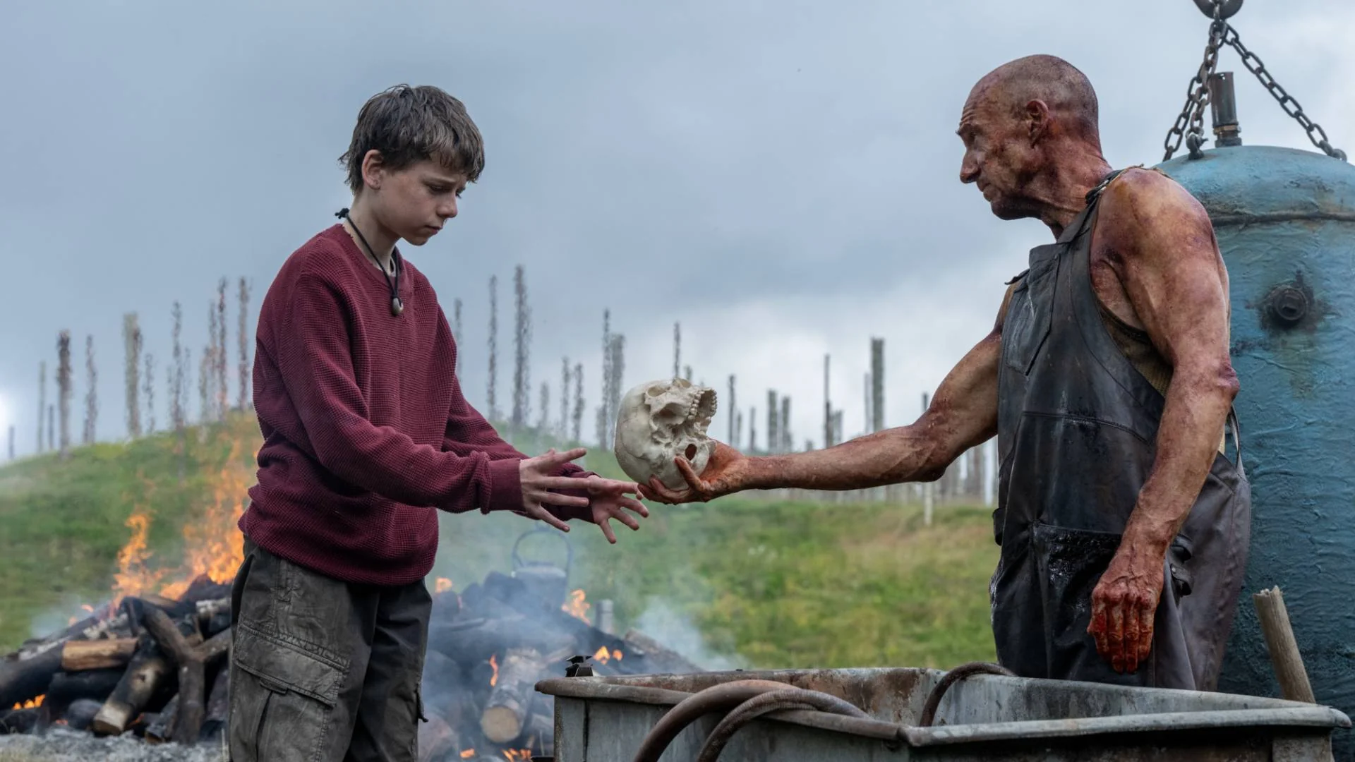 28-years-later-the-bone-temple-ein-neuer-abschnitt-im-zombie-universum_img_4 | etalongame.de Alfie Williams als Spike und Ralph Fiennes als Dr. Kelson in 28 Jahre später