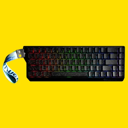 Gamakay x NaughShark NS68 auf einem gelben Hintergrund