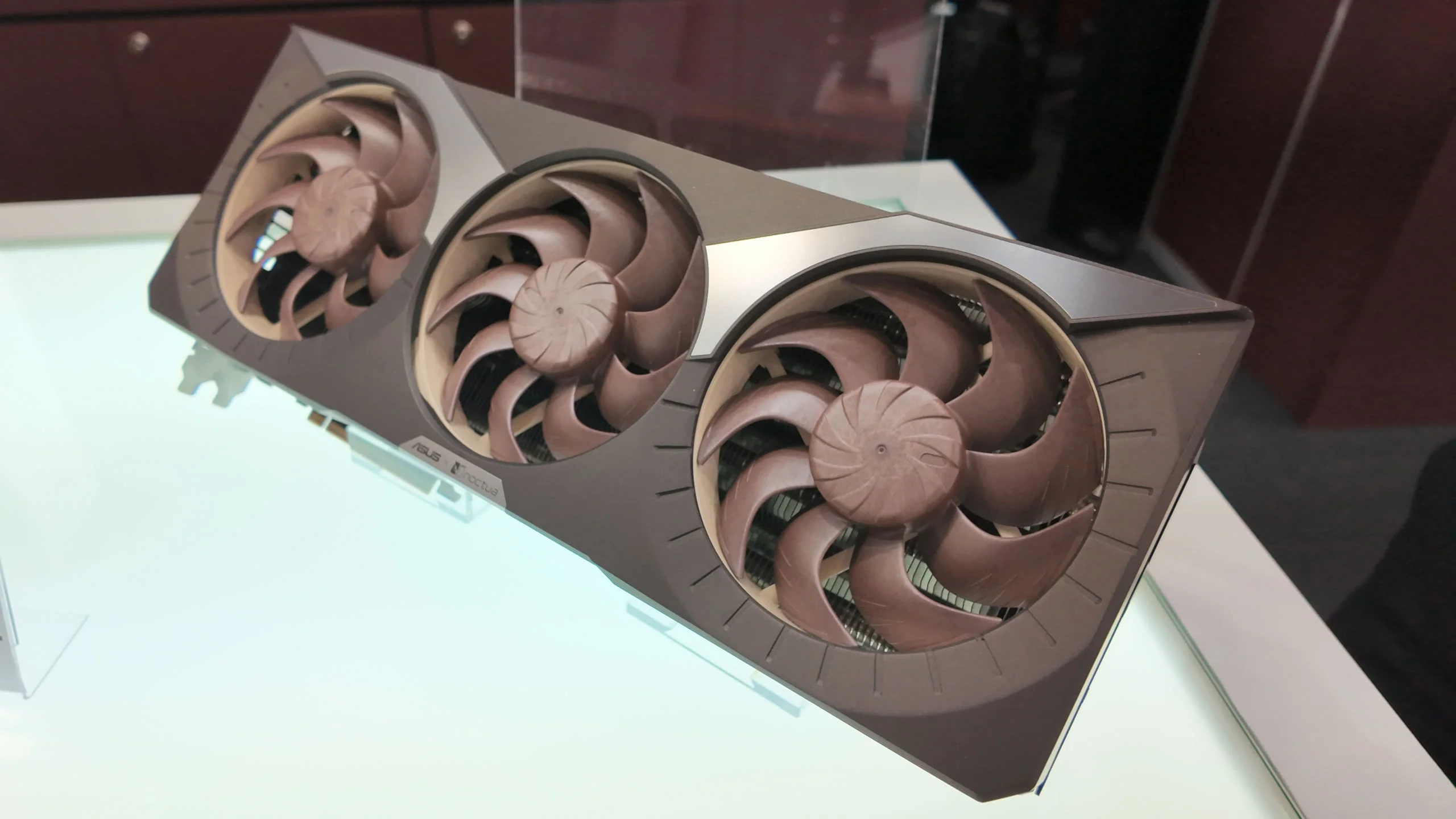 noctua-und-sycom-neue-grafikkarten-mit-hochwertigen-luftern_img_0 | etalongame.de Ein Foto einer Asus RTX 5080 Noctua Edition Grafikkarte, ausgestellt auf der Computex 2025