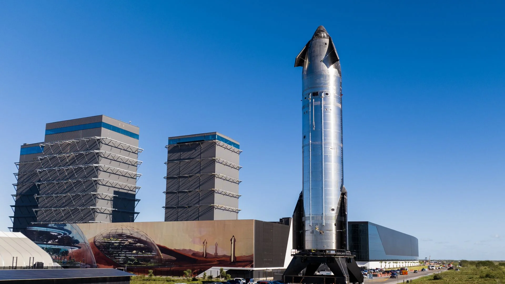 spacex-moglicher-grund-fur-explosion-des-starship-raketenprototyps-enthullt_img_0 | etalongame.de Starship auf dem Weg zur Massey's Testplattform in Starbase, Texas im Dezember 2024. Bild: SpaceX